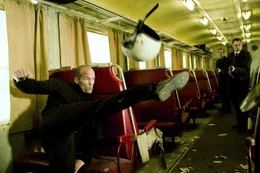 Frank Martin (Jason Statham, l.) versucht mit vollem K&ouml;rpereinsatz dem Angriff eines Ex-Delta-Force Soldaten zu entgehen...