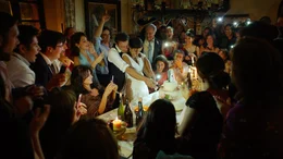 Ana (Inma Cuesta, Mitte) feiert ihre Hochzeit mit der gesamten Gro&szlig;familie.