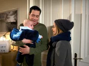 Arzu Ritter (Arzu Bazman) kommt mit Oskar nach Hause. Doch statt Philipp Schlaf nachholend vorzufinden, hat der junge Familienvater eine Überraschung in petto. Stolz führt er ein komplett eingerichtetes Kinderzimmer vor. Arzu freut sich sehr, gibt aber zu bedenken, dass Philipp (Thomas Koch) sich auch irgendwann einmal ausruhen müsse. Arzu Ritter (Arzu Bazman) kommt mit Oskar nach Hause. Doch statt Philipp Schlaf nachholend vorzufinden, hat der junge Familienvater eine Überraschung in petto. Stolz führt er ein komplett eingerichtetes Kinderzimmer vor. Arzu freut sich sehr, gibt aber zu bedenken, dass Philipp (Thomas Koch) sich auch irgendwann einmal ausruhen müsse.