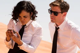L-R: Agent M (Tessa Thompson) und Agent H (Chris Hemsworth)