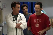 Dan (Tom Cavanagh, r.) stellt mal wieder nichts als Blödsinn im Krankenhaus an und geht insbesondere Dr. Cox (John C. McGinley, l.) und J.D. (Zach Braff, M.) mächtig auf die Nerven.