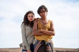 Kira (Amira Demirkiran) und Jack (Tjiirdm McGuire) erleben ein Abenteuer im Outback.