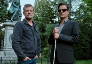 Wird von seiner Vergangenheit eingeholt: Ex-Ermittler Alexander Haller (Philipp Hochmair, rechts) und sein Freund und Chauffeur Niko (Andreas Guenther). Wird von seiner Vergangenheit eingeholt: Ex-Ermittler Alexander Haller (Philipp Hochmair, rechts) und sein Freund und Chauffeur Niko (Andreas Guenther).