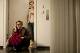 Nach der verh&auml;ngnisvollen Nacht nach der Betriebsfeier rechnet sich Gregor (R&uuml;diger Klink, l.) gute Chancen bei seiner Chefin Kerstin (Nadja Becker, r.) aus. Die will von ihrem "Fu&szlig;abtreter" allerdings rein gar nichts wissen und diesen einmaligen Ausrutscher ein f&uuml;r alle Mal vergessen.