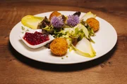 Die Vorspeise: Forellenpralinen auf Salat mit Schnittlauchbl&uuml;ten und Preiselbeeren.