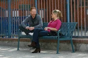 Mitchell (Jesse Tyler Ferguson) und Claire (Julie Bowen) sprechen sich aus und arbeiten Mitchells Kindheitstrauma auf. Mitchell (Jesse Tyler Ferguson) und Claire (Julie Bowen) sprechen sich aus und arbeiten Mitchells Kindheitstrauma auf.