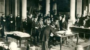 Die t&uuml;rkische Delegation unterschreibt im Pariser Vorort S&egrave;vres 1920 den Friedensvertrag mit den Alliierten.