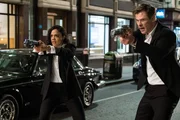 Agent M (Tessa Thompson), Agent H (Chris Hemsworth).