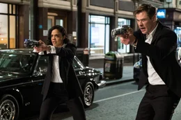 Agent M (Tessa Thompson), Agent H (Chris Hemsworth).