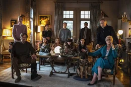 (v.l.n.r.): Walt Thrombey (Michael Shannon), Donna Thrombey (Riki Lindhome), Trooper Wagner (Noah Segan), Meg Thrombey (Katherine Langford), Joni Thrombey (Toni Collette), Ransom Drysdale (Chris Evans), Gro&szlig;mutter Wanetta (K Callan), Jacob Thrombey (Jaeden Martell), Lt. Elliott (Lakeith Stanfield), Richard Drysdale (Don Johnson), Linda Drysdale (Jamie Lee Curtis).