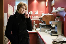 Gudrun (Corinna Harfouch) telefoniert im Caf&eacute; Wunderlich.