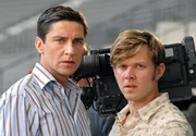 Sportreporter Christian (Oliver Bootz, links) und sein Kameramann Nico (Steffen Schroeder) k&ouml;nnen mit Kindern nicht viel anfangen.