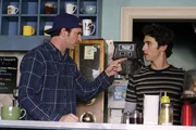 "Gilmore Girls": Jimmy, Jess' leiblicher Vater, kommt nach Stars Hollow, um nach seinem Sohn zu sehen. Luke verhindert ein Aufeinandertreffen. Lorelei und Sookie sehen die Chance, ihren Traum zu erfüllen. Rory zieht sich nach der Schlägerei zwischen Jess und Dean in sich zurück. Im Bild (v.li.): Scott Patterson (Luke Danes), Milo Ventimiglia (Jess Mariano).