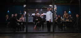 Chef Slowik (Ralph Fiennes, vorne)