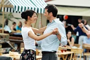 Maria (Liane Forestieri, l.) und Jan (Kai Wiesinger, r.) begraben das Kriegsbeil und wagen ein T&auml;nzchen ...