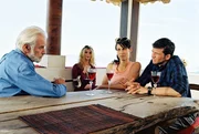 Don Federico Rubini (Bozidas Smiljanic, l.) und seine Frau (Mila Elegovic, 2.v.l.) sind bereit, Maria (Liane Forestieri, 2.v.r.) und Jan (Kai Wiesinger, r.) bei ihren Pl&auml;nen zu unterst&uuml;tzen.