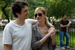 Karriere, Haus und Mann machen Liz Gilbert (Julia Roberts, r.) eines Tages keinen Spa&szlig; mehr, der neue Lover (James Franco, l.) sorgt auch nur vor&uuml;bergehend f&uuml;r Ablenkung. Und irgendwann hat sich die Leere des Alltags soweit ausgebreitet, dass blo&szlig; noch die Flucht nach vorne bleibt. Deshalb bricht sie zu einer Reise rund um die Welt auf ...