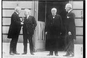 Die "Gro&szlig;en Vier" in Paris 1919. Von links: Lloyd George (Premierminister Gro&szlig;britanniens), Orlando Vittorio (Pr&auml;sident des Ministerrats Italiens), Georges Clemenceau (Ministerpr&auml;sident Frankreichs) und Woodrow Wilson (US-Pr&auml;sident). In Versailles schafften sie eine neue Friedensordnung.