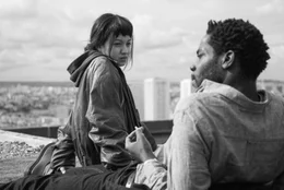 &Eacute;milie (Lucie Zhang, l.) und ihr beziehungsscheuer Mitbewohner Camille (Makita Samba, r.) f&uuml;hren eine Sexbeziehung, doch &Eacute;milie erhofft sich mehr.