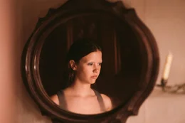 Maxine (Mia Goth)