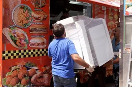 Mohammed und sein Team bauen einen alten Foodtruck neu auf: Er soll bald in Manhattan stehen und viele Kunden anlocken.