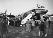 1955-Reisende vor &acute;Super-Constellation&acute; in Hamburg