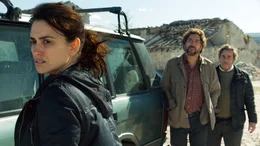 Laura (Penelope Cruz) bekommt Hilfe von ihrem Exfreund Paco (Javier Bardem) und ihrem Schwager Fernando (Eduard Fern&aacute;ndez, re.).
