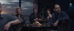 Margot (Anya Taylor-Joy, 2.v.r.), Tyler (Nicholas Hoult,3.v.r.) und Lillian (Janet McTeer,4.v.r.)