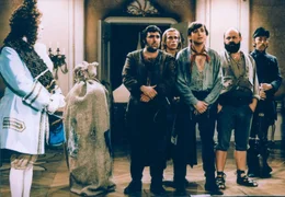 Der schnellste L&auml;ufer, der Starke, der Musiker, dessen Fiedel jeden tanzen l&auml;sst, der Soldat und der J&auml;ger mit treffsicherem Schuss schaffen es zusammen mit Schiefh&uuml;ttchen (nicht abgebildet) den K&ouml;nig zu Fall zu bringen.
