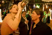 Steuerberatungskanzleichefin Kerstin (Nadja Becker, l.) &uuml;bertreibt es auf der Betriebsfeier gewaltig: Nach ihrem Alkoholabsturz erwacht sie am n&auml;chsten Tag im Bett mit ihrem verhassten Konkurrenten Simon (Bert Tischendorf, r.) und ihrem "Fu&szlig;abtreter" Georg (R&uuml;diger Klink, M.) ...