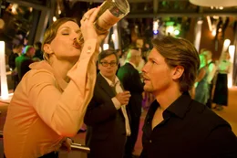 Steuerberatungskanzleichefin Kerstin (Nadja Becker, l.) &uuml;bertreibt es auf der Betriebsfeier gewaltig: Nach ihrem Alkoholabsturz erwacht sie am n&auml;chsten Tag im Bett mit ihrem verhassten Konkurrenten Simon (Bert Tischendorf, r.) und ihrem "Fu&szlig;abtreter" Georg (R&uuml;diger Klink, M.) ...