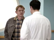 Seit Jahren leidet Mario Goepfert (Henning Peker, links) an unterschiedlichen Krankheitssymptomen. Kein Arzt konnte je etwas herausfinden oder eine Diagnose stellen, sogar Mario selbst hat die Hoffnung aufgegeben. Doch bei Philipp Brentano (Thomas Koch) ist der Ehrgeiz geweckt. Trotz Anordnung von Dr. Heilmann, die Untersuchungen abzuschließen, forscht der ehrgeizige Arzt weiter.