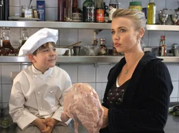 Der Nachwuchskoch Michael (Pascal Andres) erkl&auml;rt der ratlosen Marlene (Tina Ruland), wie man Schnitzel zubereitet: Schneiden, klopfen, panieren, braten. Allerdings hat Marlene so etwas noch nie gemacht.
