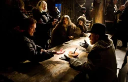 Quentin Tarantino (l.), Robert Richardson (3.v.l.), Kurt Russell (mitte, l.), Jennifer Jason Leigh (mitte, r.), Tim Roth (vorne, r.)