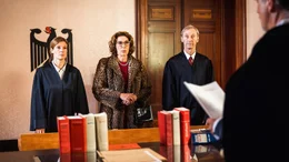 Film-Still der Dreharbeiten mit der &ouml;sterreichischen Schauspielerin Adele Neuhauser als Darstellerin von der "Roten Fini" Ende Juli 2022 in Wiesbaden (Kurhaus).