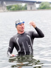 Andreas Fath nimmt eine Wasserprobe f&uuml;r die sp&auml;tere Laboranalyse auf Mikroplastik