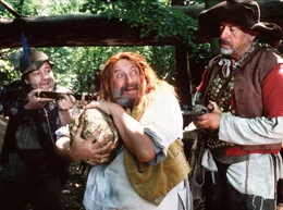 Wie gewonnen, so zerronnen! Eben hat der Kaufmann (Rolf Hoppe, MItte) dem Hans das Gold abgeschatzt, jetzt fordern es die R&auml;uber (Kalle Pohl, links/ Karl Dall, rechts).