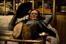 Joe Gage (Michael Madsen) wartet mit einigen anderen zusammen in einer Holzh&uuml;tte auf das Ende des Schneesturms.