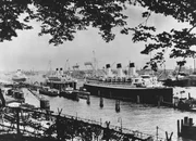 Cap Arcona in Hamburg, im Hintergrund zwei Monte-Schiffe.