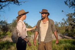 Svenja (Anneke Kim Sarnau) folgt mit Kalti (Aaron Pedersen) den Spuren der Teenager.