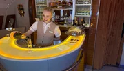 Laura mixt Cocktails in der höchsten Bar der Welt, zehn Kilometer über der Erde im größten Passagierflugzeug der Welt, der A 380.