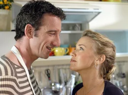 08.04) um 10:35 Uhr im Ersten. Liebe geht durch den Magen: Frank (Heio von Stetten) hat f&uuml;r Marlene (Tina Ruland) gekocht, und nun verstehen sie sich blendend.