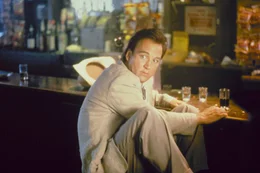In einer Bar, in der er nach einem Verd&auml;chtigen sucht, ger&auml;t Dooley (James Belushi) in eine brenzlige Situation, aus der ihm sein Hund hilft.