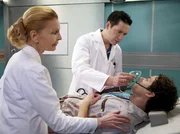 Als Peer Sanders (Christian Schmidt, rechts) im Krankenhaus aufwacht, muss er mit Schrecken feststellen, dass er nichts mehr sehen kann und ihm jegliche Erinnerung an seinen Unfall fehlt.