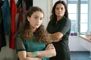 Teenagertöchter sind schwierig. Das bekommt Susanne Mertens (Elisabeth Lanz, rechts) deutlich zu spüren. Das gute Verhältnis zu Pflegetochter Luisa (Deborah Mary Schneidermann, links) ist nicht mehr selbstverständlich. Teenagertöchter sind schwierig. Das bekommt Susanne Mertens (Elisabeth Lanz, rechts) deutlich zu spüren. Das gute Verhältnis zu Pflegetochter Luisa (Deborah Mary Schneidermann, links) ist nicht mehr selbstverständlich.
