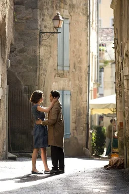 Marguerite (Charlotte Le Bon) und Hassan (Manish Dayal)