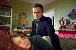 Roman (Harald Schrott) bringt Merle (Greta Bohacek) ins Bett.