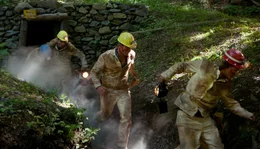 Gef&auml;hrliche Suche: In stillgelegten Stollen vermuten die Bergleute noch Silber. Die Kumpels Bartels (Sven Kramer), Herder (Joachim Nimitz) und Kalle (Alexander Brecht) helfen dem verletzten Bergbau-Mitarbeiter (Matthias Schendel, li.).