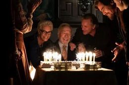 Familiensache: Linda Drysdale (Jamie Lee Curtis, hinten li.), Richard Drysdale (Don Johnson, hinten re.) und Walt Thrombey (Michael Shannon, re.) feiern den Geburtstag von Harlan Thrombey (Christopher Plummer, hinten Mitte).