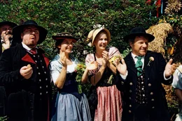 "In Liebe vereint", Nach der Novelle "Romeo und Julia auf dem Dorfe" von Gottfried KellerVreni und Sali sind f&uuml;r einander bestimmt. Doch ein folgenschwerer Streit ihrer V&auml;ter um einen Acker rei&szlig;t die Liebenden auseinander. Erst als beide Familien zugrunde gegangen sind, scheint es f&uuml;r Vreni und Sali eine Chance zu geben, ihre Liebe zu leben - und sei es auch nur f&uuml;r eine Nacht......Im Bild (v.li.): Armin Rohde, Isabel Karajan, Claudia Messner, Wolfram Berger.  SENDUNG: 3sat - SA - 09.01.2021 - 16:00 UHR. - Veroeffentlichung fuer Pressezwecke honorarfrei ausschliesslich im Zusammenhang mit oben genannter Sendung oder Veranstaltung des ORF bei Urhebernennung.